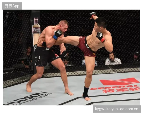 UFC重击震天，让对手头盔飞出场外的惊天一击