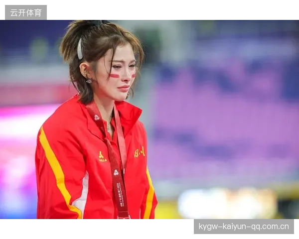 举重女子组选手泪洒领奖台：背后的坚持与感动